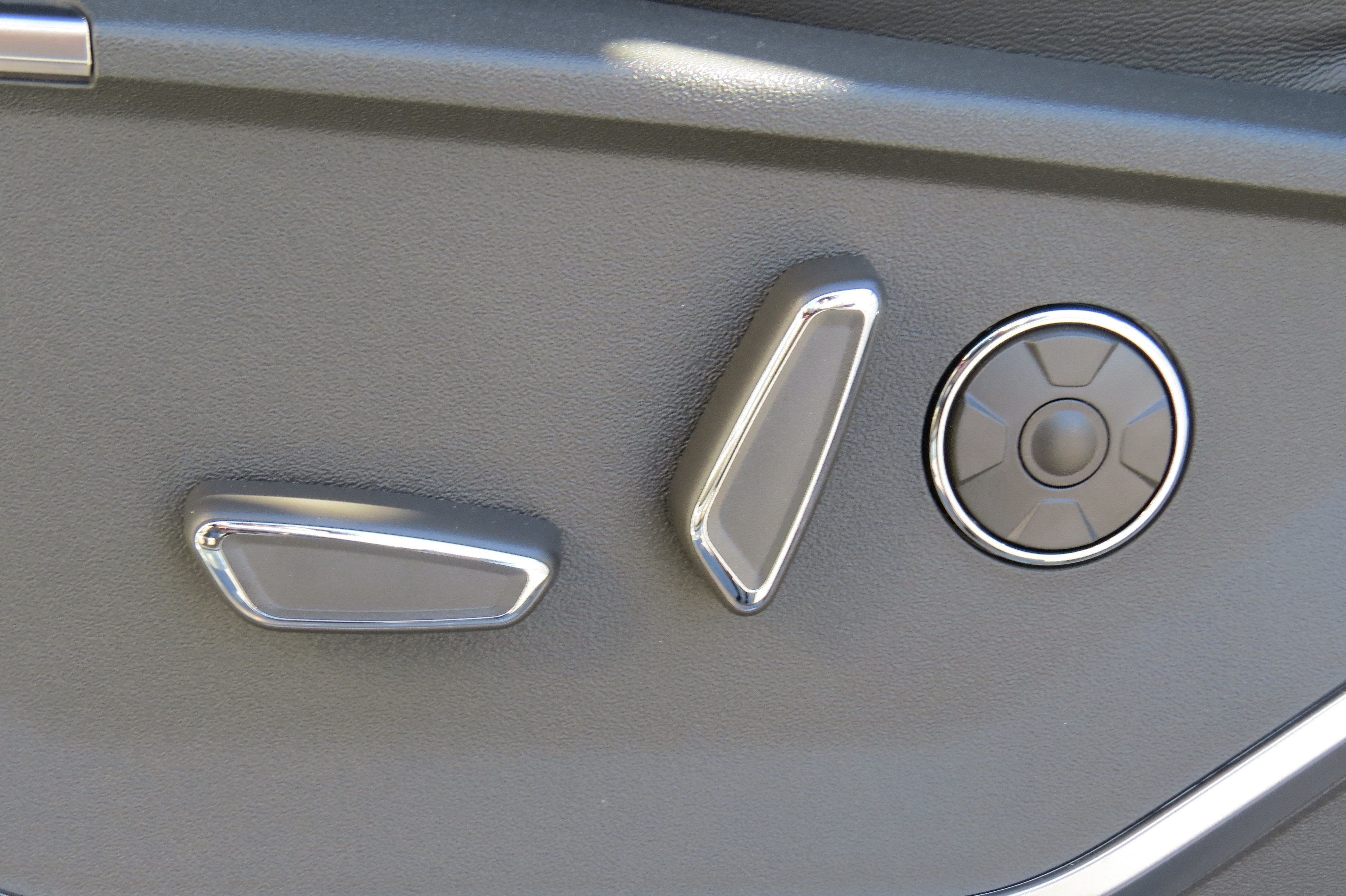 2026 Ford F-150 Platinum 4WD SuperCrew w/ Twin Panel Sunroof